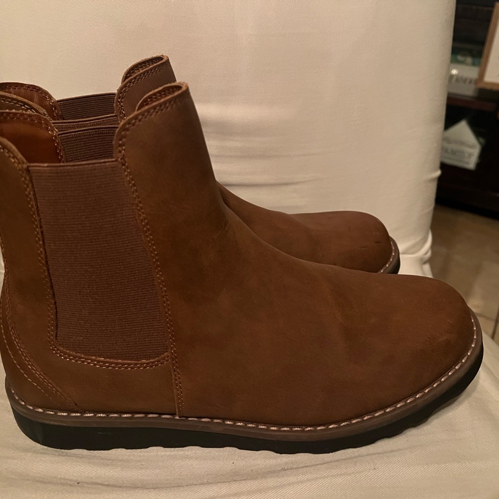 Men’s/Boys Brown Ankle Boots by Old Navy size 8